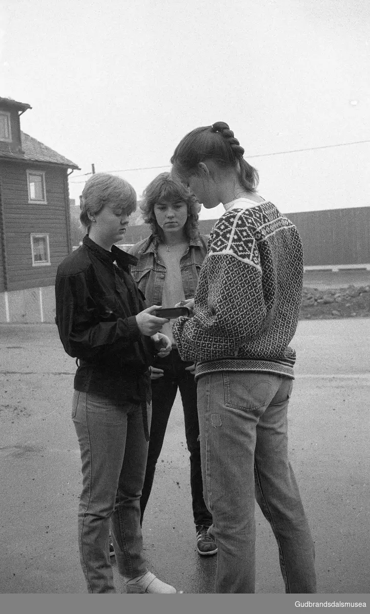 Prekeil'n, skuleavis Vågå ungdomsskule, ca 1985.
 Marianne Hellebergshaugen Stadeløkken, Unni Barlund og Øydis Raddum