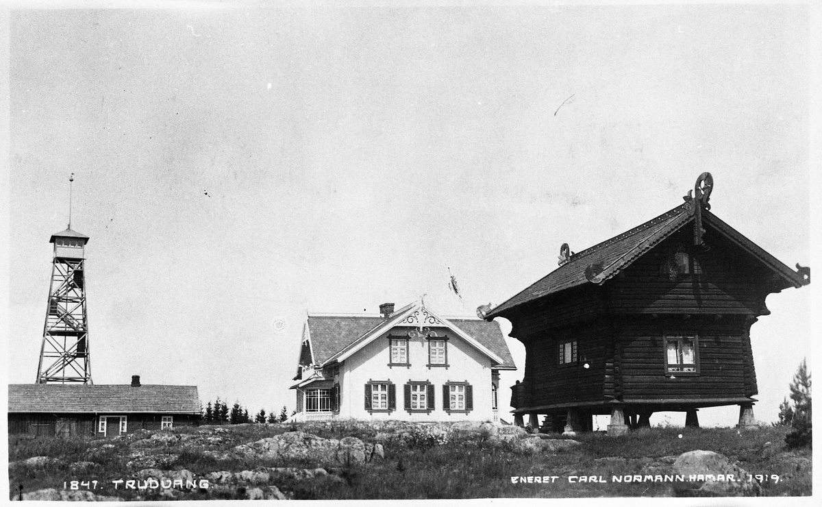 Postkort som viser Trudvang feriekoloni i Øverskreien/Lensbygda, Østre Toten , året 1919. Stabbur, hovedbygning og sovebrakke. Tårnet i bakgrunnen, ca. 24 meter høgt, Stedet var tunplassen til opprinnelige Faraas gård. Gardfen er blitt delt opp. Ole Farås solgte stedet til grosserer Løvli i Oslo. Han bygde opp Trudvang som feriested omkring 1900. Han testamenterte stedet til Paulus menighet i Oslo som brukte det som feriekoloni, i starten for barn fra Foss og Grunerløkka skoler. Det finnes et jubileimsskrift om dette. Senere ble stedet brukt som feriekoloni og av personalet. Ungene var der i 6 uker. Da ble stabburet brukt til lagring av bagasje etc. Det var 40 barn og 4 "tanter" på en gang.