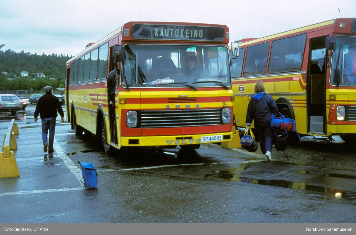 Volvo rutebil med kjennemerke SP 44893 tilhørende Finnmark Fylkesrederi og Ruteselskap ved Alta Lufthavn