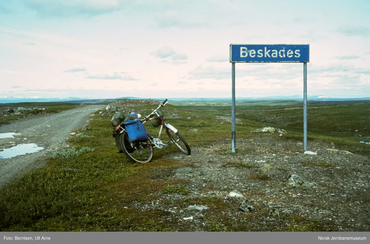 Vegskilt ved Beaskáđas i Kautokeino kommune