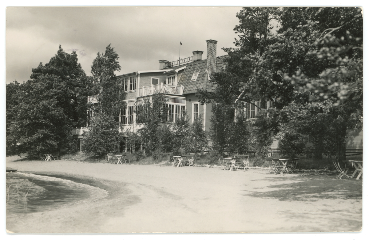 Vykort med motiv av Fagerudds semesterhem, Enköping. Vykortet år poststämplat den 27/6-1936.