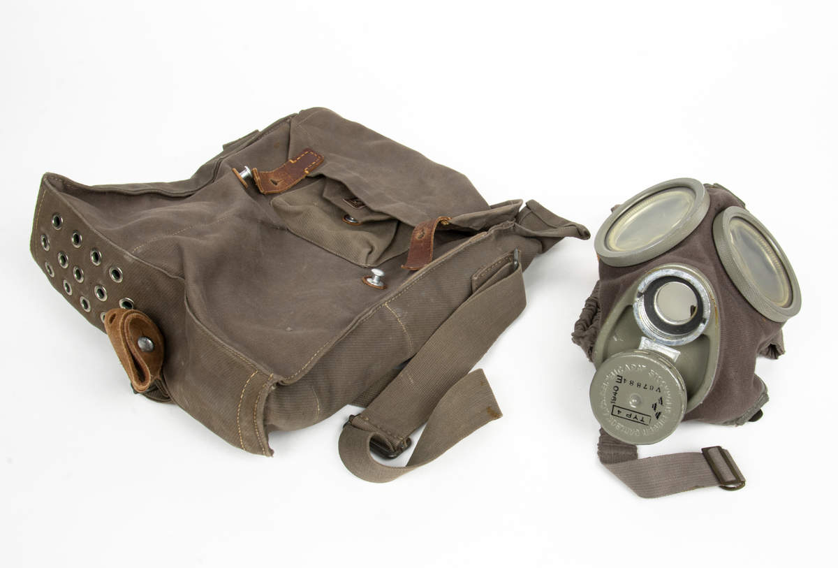 Gasmask m/31-36. Den ingår i personlig skyddsutrustning. Förvaringsväska med axelrem medföljer. Masken är av gummerad väv. Storlek 2 mm.