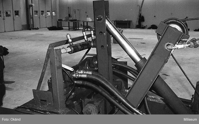 Hydrauliska röjaggregatet med röjverktyg av fjäderblad. Fordonet är PBV 302.