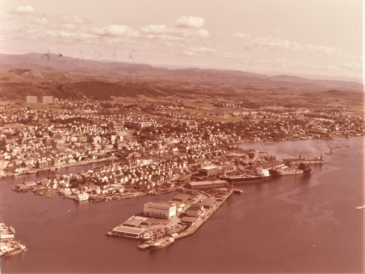 Flyfoto over Risøy i Haugesund. I forgrunnen er Garpaskjær med den nye kaien og flere industribygg.