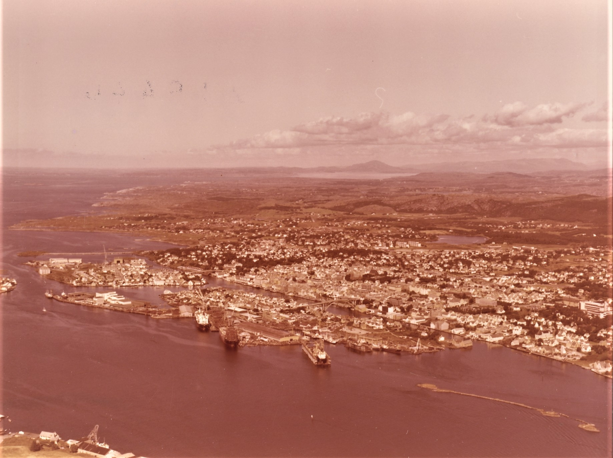 Flyfoto over Haugesund og Karmsundet sett fra sørvest.