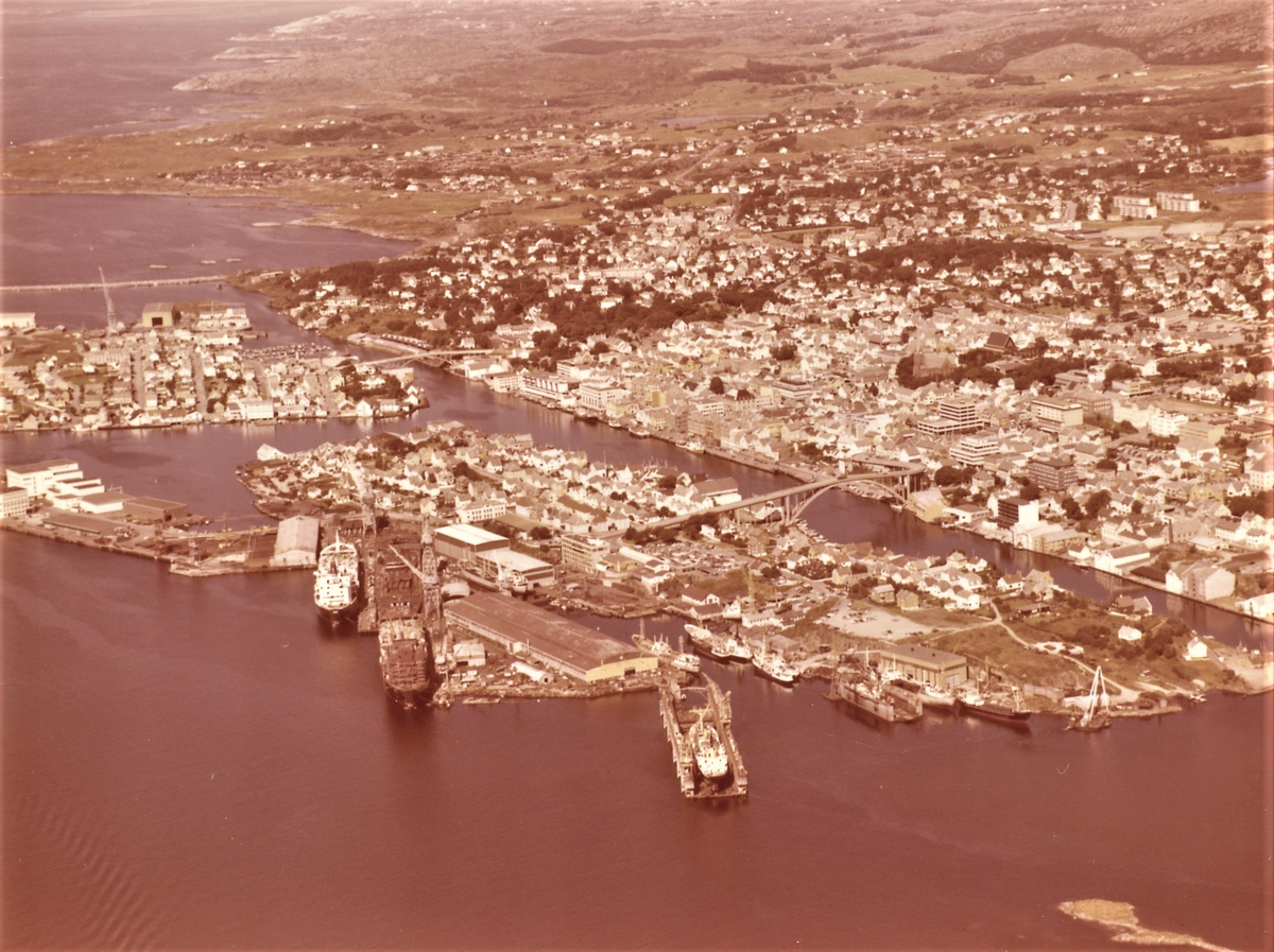 Flyfoto over Haugesund med skipsverftet Haugesund Mekaniske Verksted (HMV) i forgrunnen.