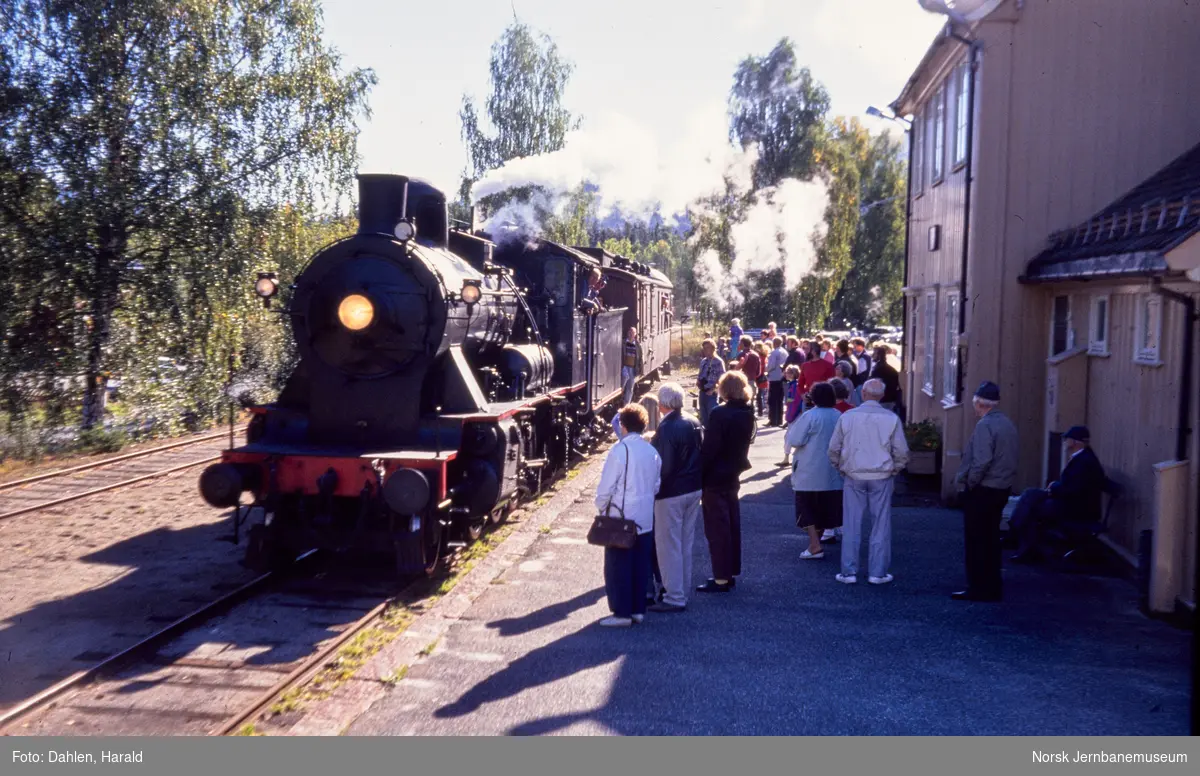 Damplokomotiv 24b nr. 236 med veterantog på Veggli stasjon