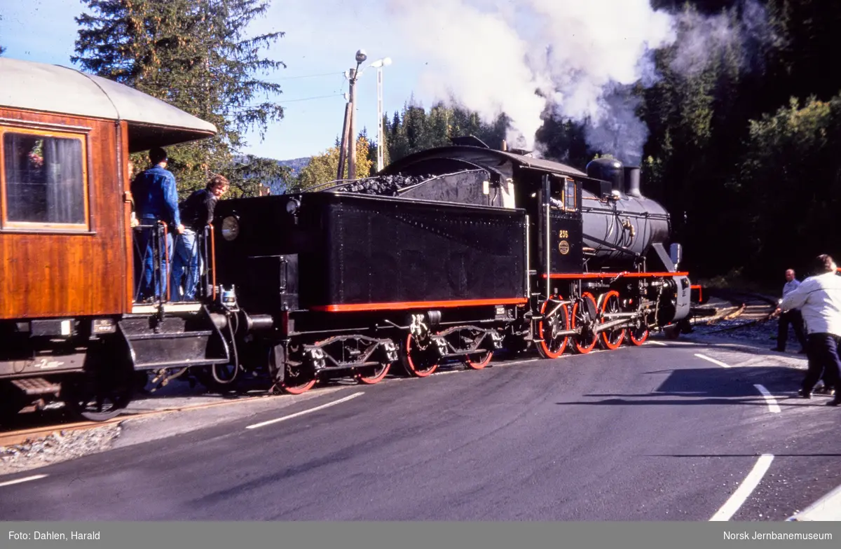 Damplokomotiv 24b nr. 236 med veterantog på Uvdalselva bru ved Rødberg