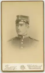 Porträtt på Underlöjtnant Carl Erik Leonard Mannerstedt. Föd