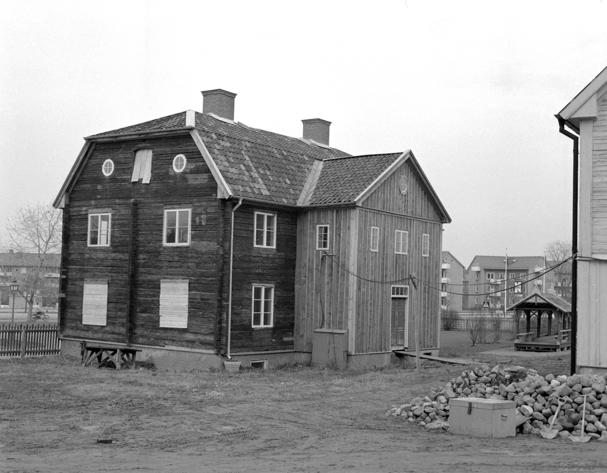 Barkmanska gården på sin nya plats i Gamla Linköping omkring 1970. Huset hade sedan det grundlades 1713 stått utmed Apotekaregatan öster om domkyrkan. Gårdens namn har sin grund efter byggherren tillika jägmästaren Carl Gustaf Barkman. Över tid har självfallet en rad namn stått på fastighetens ägarbevis. Efter den mer sentida ägaren, smidemästaren Carl Johan Hall, kallas gården stundom även Hallska.