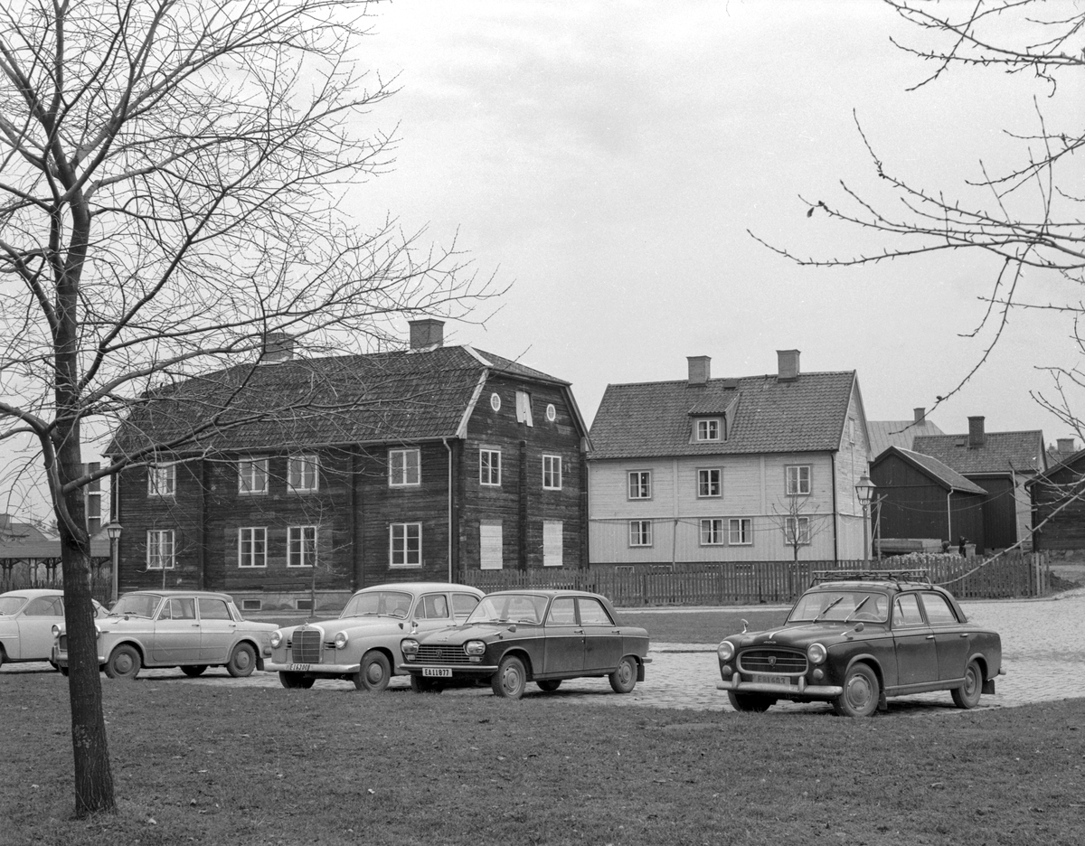 Barkmanska gården på sin nya plats i Gamla Linköping omkring 1970. Huset hade sedan det grundlades 1713 stått utmed Apotekaregatan öster om domkyrkan. Gårdens namn har sin grund efter byggherren tillika jägmästaren Carl Gustaf Barkman. Över tid har självfallet en rad namn stått på fastighetens ägarbevis. Efter den mer sentida ägaren, smidemästaren Carl Johan Hall, kallas gården stundom även Hallska.