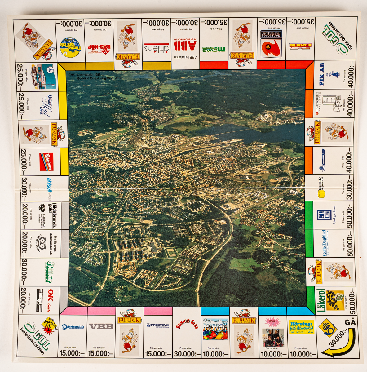 Sällskapsspel i kartong, innehållande spelplan med karta över Gävle, tärningar och spelpjäser i trä samt olika spelkort. 
I locket spelregler för LOKALSPELET GÄVLE.