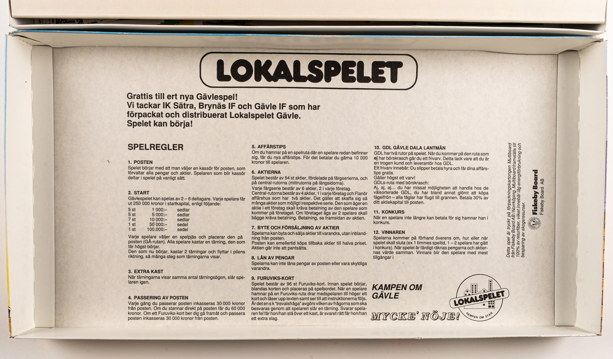 Sällskapsspel i kartong, innehållande spelplan med karta över Gävle, tärningar och spelpjäser i trä samt olika spelkort. 
I locket spelregler för LOKALSPELET GÄVLE.