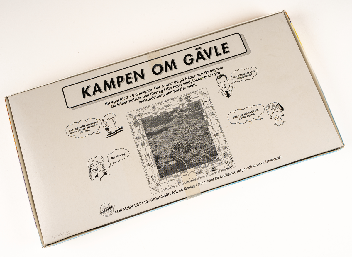 Sällskapsspel i kartong, innehållande spelplan med karta över Gävle, tärningar och spelpjäser i trä samt olika spelkort. 
I locket spelregler för LOKALSPELET GÄVLE.
