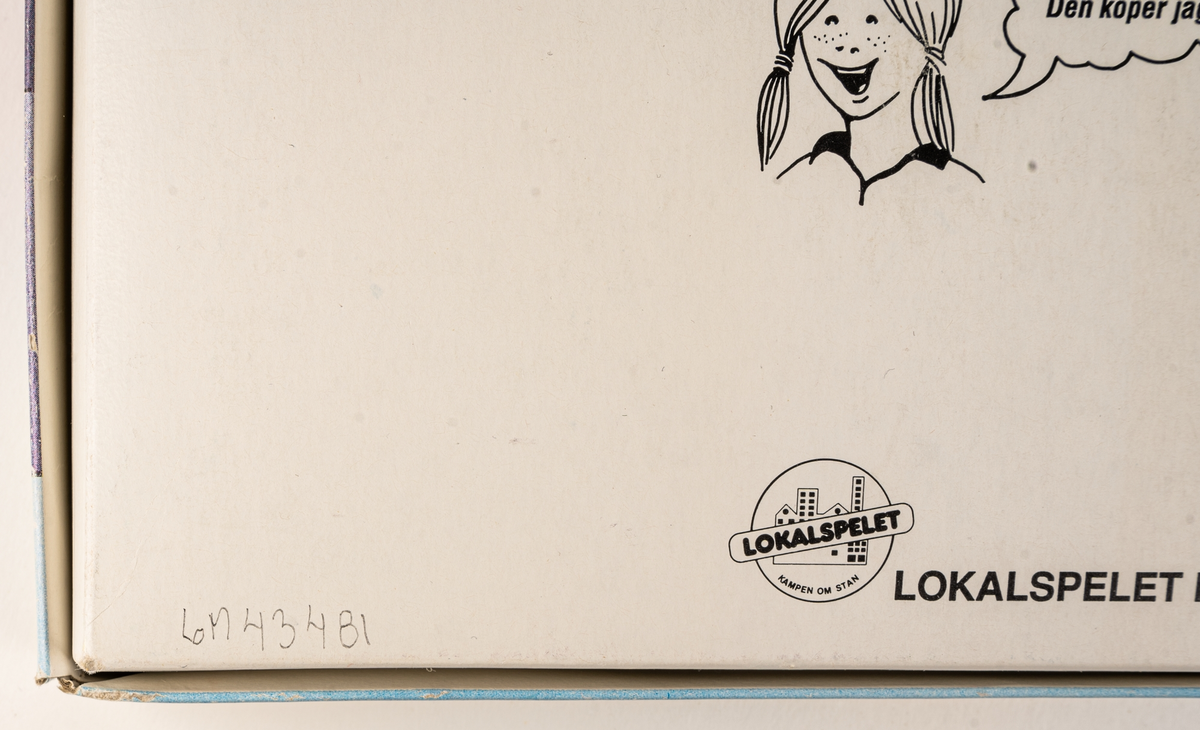 Sällskapsspel i kartong, innehållande spelplan med karta över Gävle, tärningar och spelpjäser i trä samt olika spelkort. 
I locket spelregler för LOKALSPELET GÄVLE.