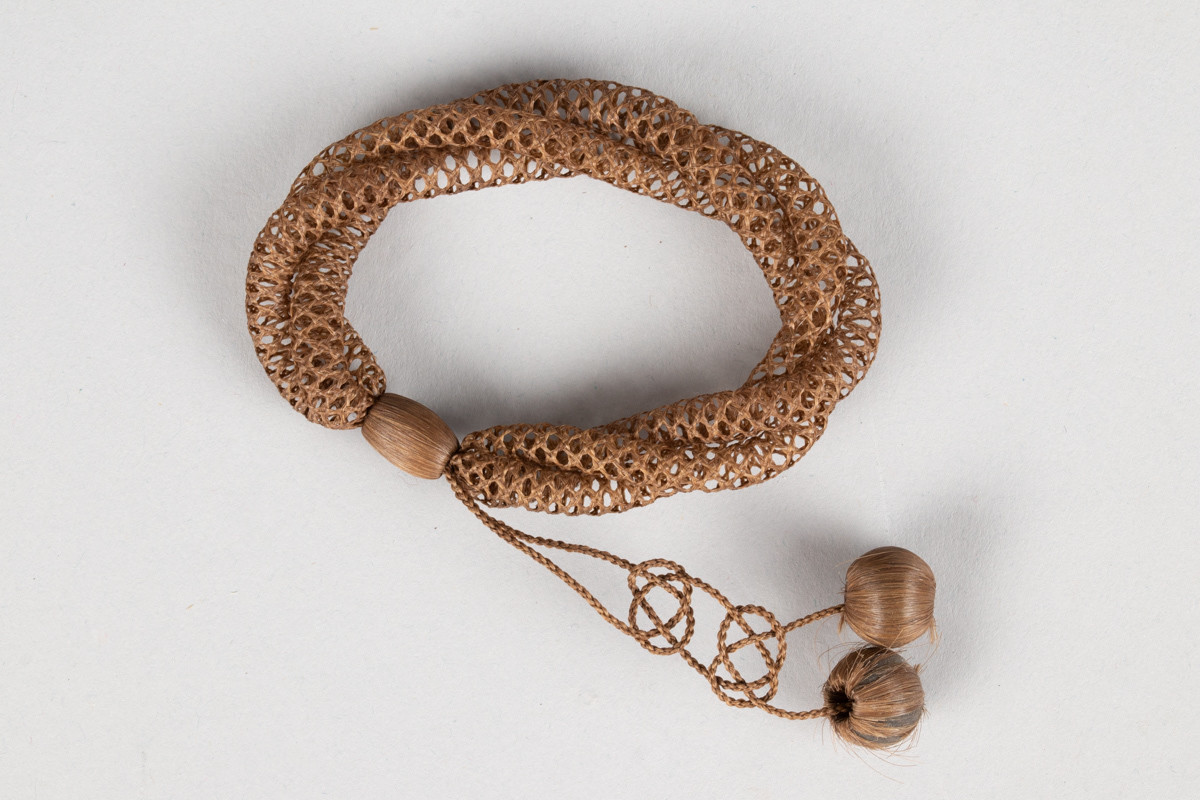 Armbånd laget av flettet menneskehår