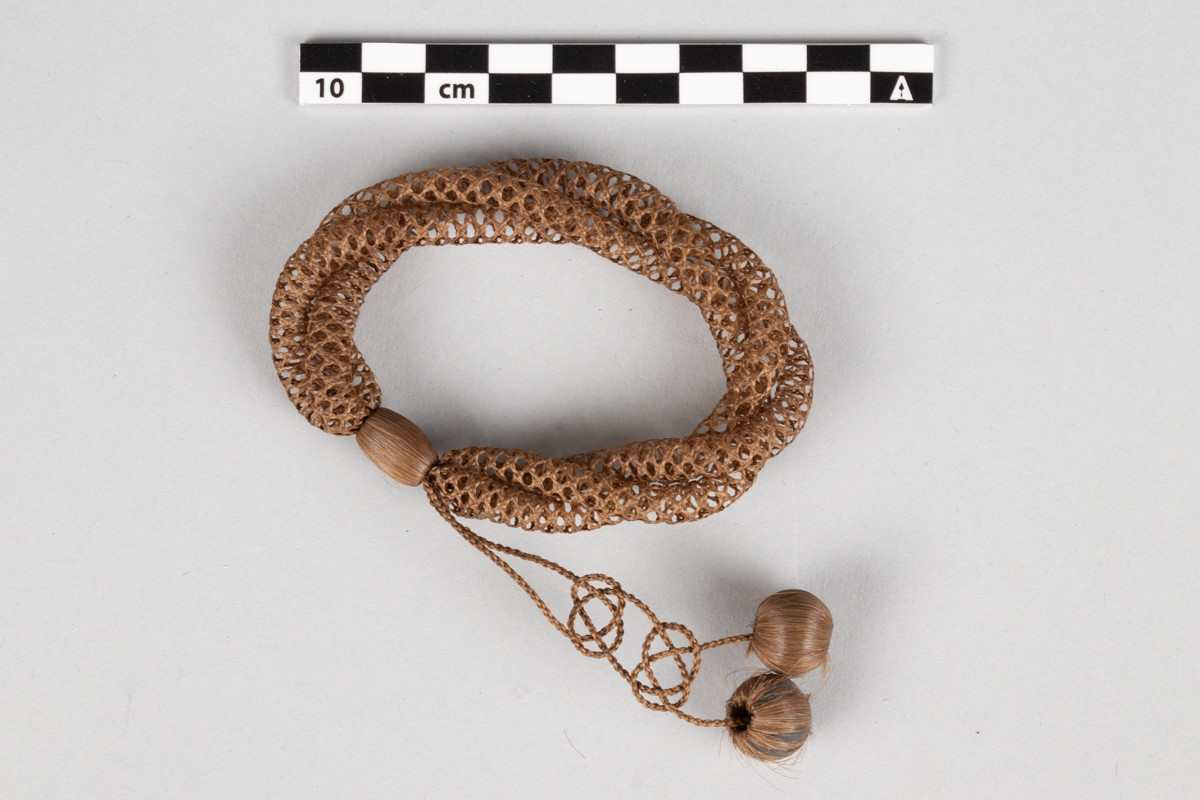 Armbånd laget av flettet menneskehår