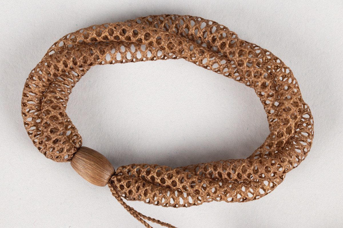 Armbånd laget av flettet menneskehår