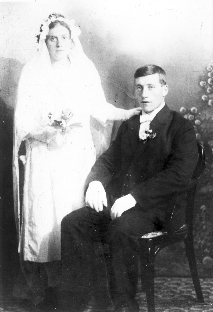 Brudebilde av Kristine Sørensen, f.1900 i Steinfjord og Oskar Karl Meyer Eilertsen, f.1893 på Bø.
