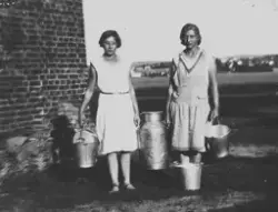 Budeier utenfor fjøset på gården Hauge vestre,  Rolvsøy 1933