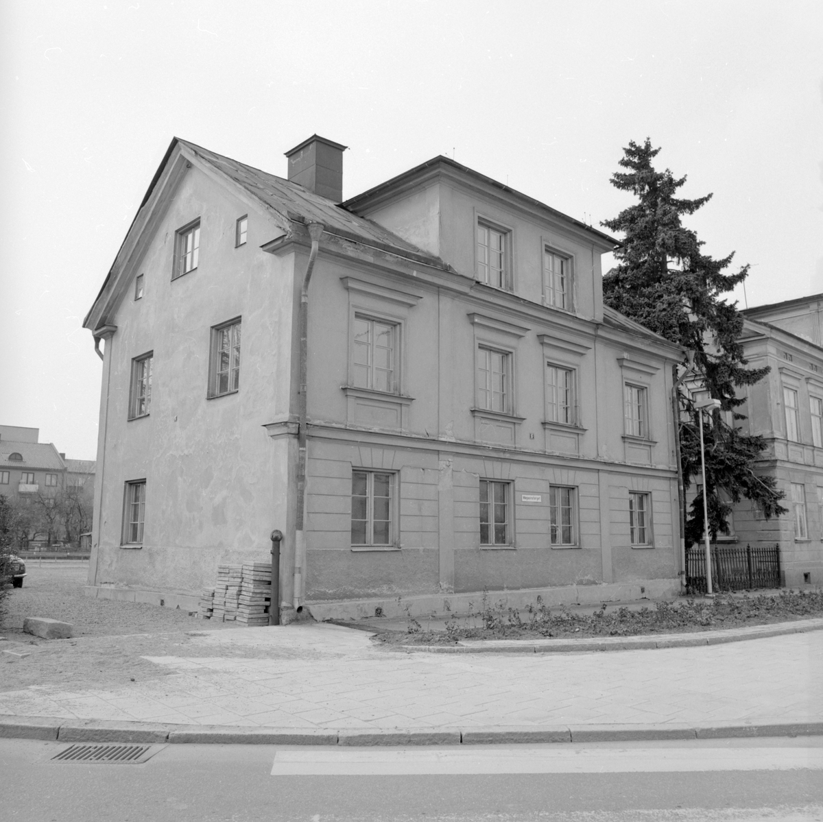 Handlare Johan August Larssons hus kom det att kallas på sin kommande plats i Gamla Linköping. Passande då det var han och hans hustru som lät bygga huset som stod klart 1862. Då i Linköpings östra utkant invid Magasinstorget. Byggnaden är ett gott exempel på de mer stadsmässiga flerfamiljshus som började uppföras under 1800-talets andra hälft. År 1980 hade det tjänat ut och i oktober månad flyttades huset i sin helhet till sin nuvarande placering. Bildserien visar dokumentationer kort före transporten.