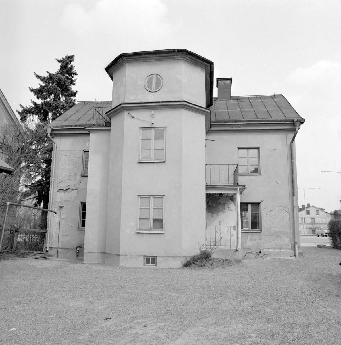Handlare Johan August Larssons hus kom det att kallas på sin kommande plats i Gamla Linköping. Passande då det var han och hans hustru som lät bygga huset som stod klart 1862. Då i Linköpings östra utkant invid Magasinstorget. Byggnaden är ett gott exempel på de mer stadsmässiga flerfamiljshus som började uppföras under 1800-talets andra hälft. År 1980 hade det tjänat ut och i oktober månad flyttades huset i sin helhet till sin nuvarande placering. Bildserien visar dokumentationer kort före transporten.