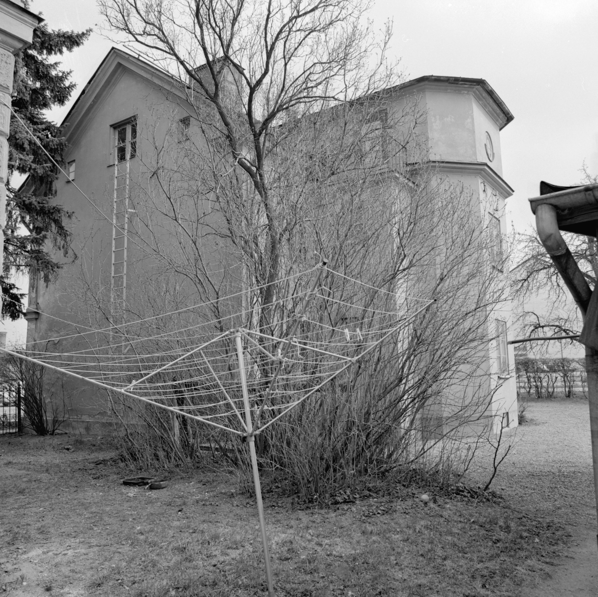 Handlare Johan August Larssons hus kom det att kallas på sin kommande plats i Gamla Linköping. Passande då det var han och hans hustru som lät bygga huset som stod klart 1862. Då i Linköpings östra utkant invid Magasinstorget. Byggnaden är ett gott exempel på de mer stadsmässiga flerfamiljshus som började uppföras under 1800-talets andra hälft. År 1980 hade det tjänat ut och i oktober månad flyttades huset i sin helhet till sin nuvarande placering. Bildserien visar dokumentationer kort före transporten.