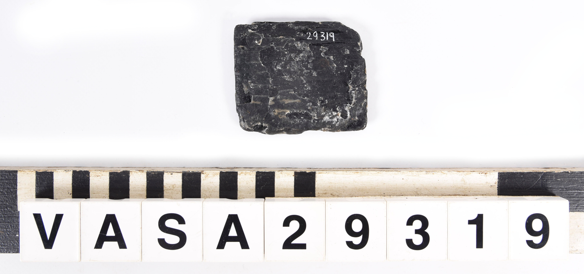 En dekorativ stycke med inga synliga spikhål eller sammanfogning by Unknown artist