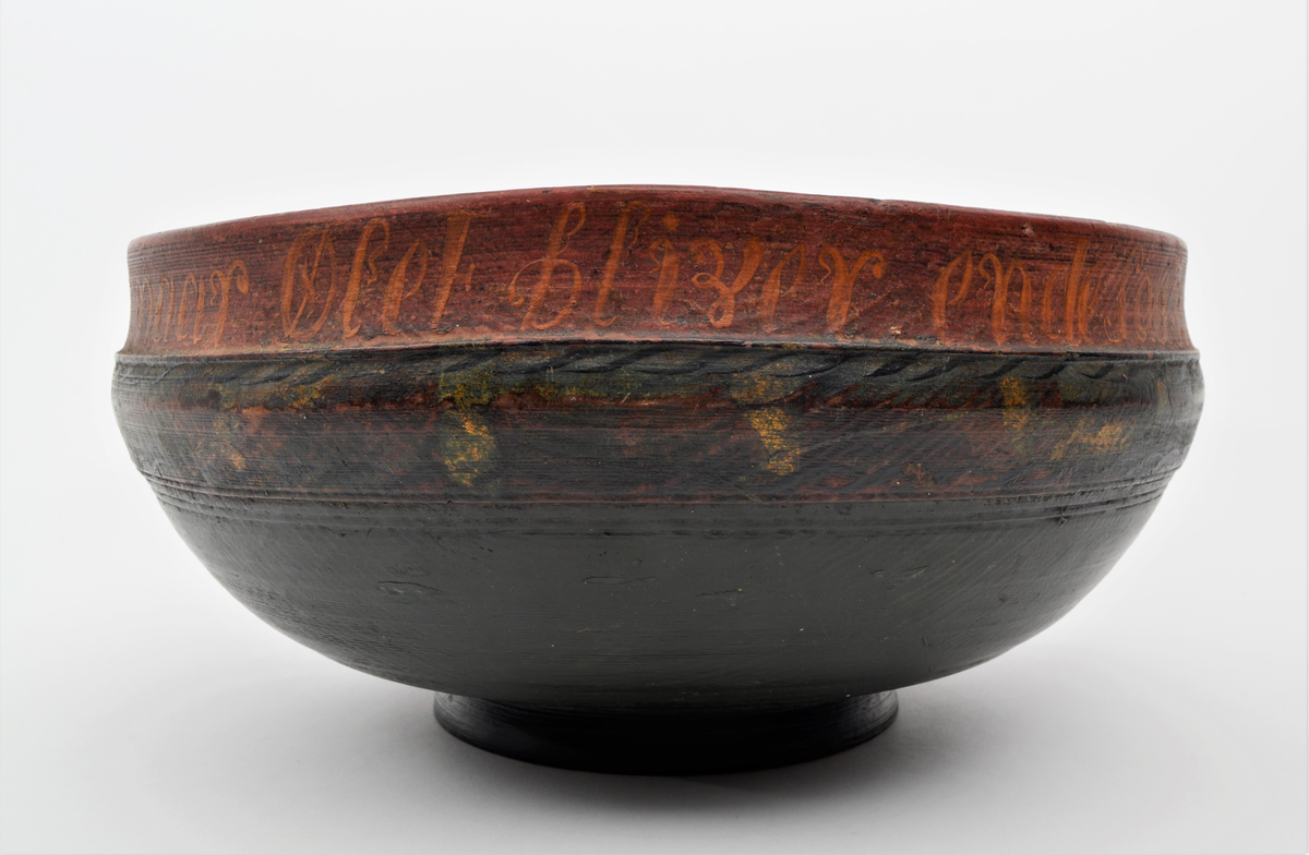 Frå Martin Sælid sin handskrivne katalog:
"Ølbolle av bjørk, 34 cm frå bradd til bradd og 16 cm høg. Den er måla brunraud innvendig med ei stor ros i botnen og fire kvar for seg sjølvstendige roser i sida. På utsida er han måla mørkgrøn (virka nesten svart..) opp til ei bord med fire render rundt. Derfrå og til ei ny rand, der innsvingningen tek til 3,5 cm er lakt 10 mørke snorer [teikning] i målinga og milom desse er det mørk grøn farge med spetter av gullbronse. Feltet opptil kanten som er 3,3 cm er brunraudt eller mørkraudt med gulraud innskripsjon som lyder slik: Drik min ven naar Ølet bliver ende saa Brygger jeg igen. Endre Østensen L. 1831. Bollen har tilhørt Endre Østensen Lansrud i Slidre født 1827.36,3 Eg kjøpte den på auksjon på Nordviste i Røn etter Endre I Nordviste"