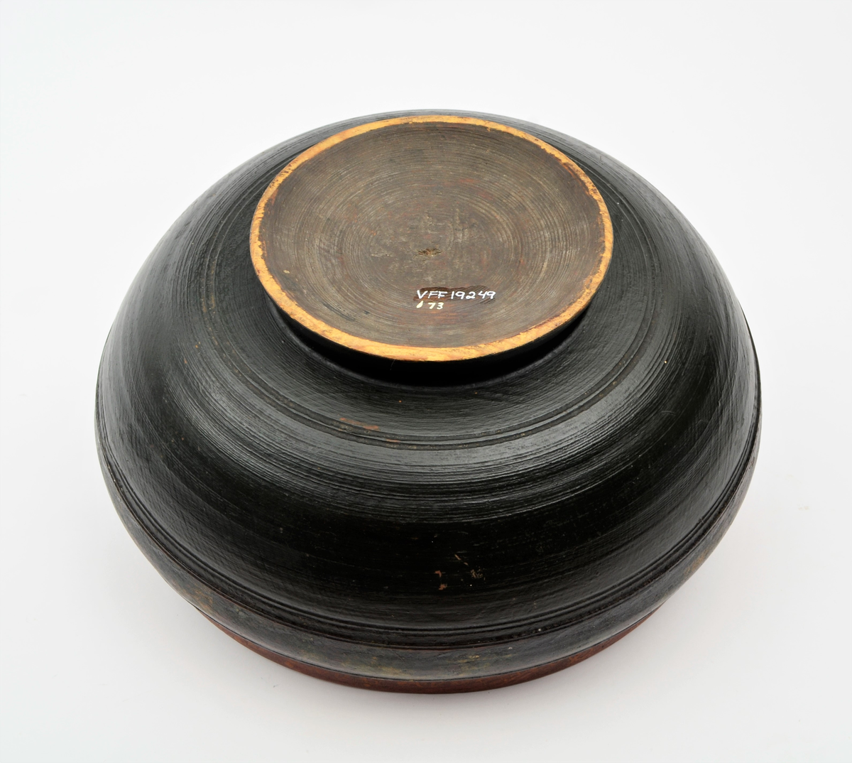 Frå Martin Sælid sin handskrivne katalog:
"Ølbolle av bjørk, 34 cm frå bradd til bradd og 16 cm høg. Den er måla brunraud innvendig med ei stor ros i botnen og fire kvar for seg sjølvstendige roser i sida. På utsida er han måla mørkgrøn (virka nesten svart..) opp til ei bord med fire render rundt. Derfrå og til ei ny rand, der innsvingningen tek til 3,5 cm er lakt 10 mørke snorer [teikning] i målinga og milom desse er det mørk grøn farge med spetter av gullbronse. Feltet opptil kanten som er 3,3 cm er brunraudt eller mørkraudt med gulraud innskripsjon som lyder slik: Drik min ven naar Ølet bliver ende saa Brygger jeg igen. Endre Østensen L. 1831. Bollen har tilhørt Endre Østensen Lansrud i Slidre født 1827.36,3 Eg kjøpte den på auksjon på Nordviste i Røn etter Endre I Nordviste"