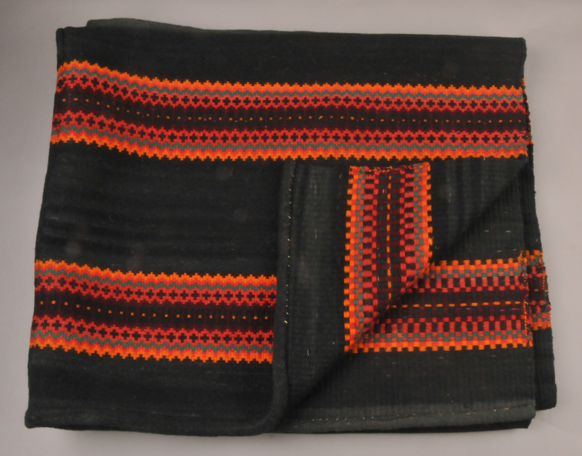 6 border mellom 7 svarte felt - bredde 17,0 cm.
Sydd sammen av to lengder
I eine hjørne brodert J i korssting.