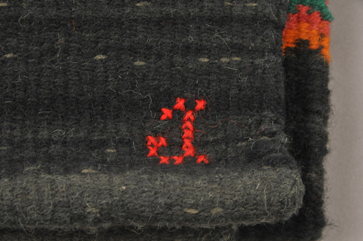 6 border mellom 7 svarte felt - bredde 17,0 cm.
Sydd sammen av to lengder
I eine hjørne brodert J i korssting.