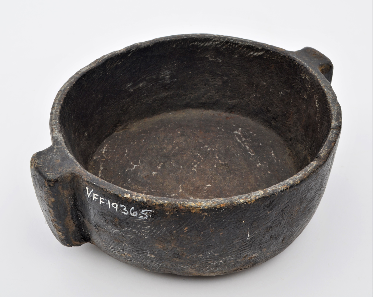 Frå Martin Sælid sin handskrivne katalog:
"Klebersteinsgryte. Den er forutan bærehank. Den er 9 cm høg og 22 cm breid, utvendigt mål. Den har ein sprekk i kandten 8,5 cm frå Øyrefeste. Eg kjøpte den på auksjon på Beito i 1963"