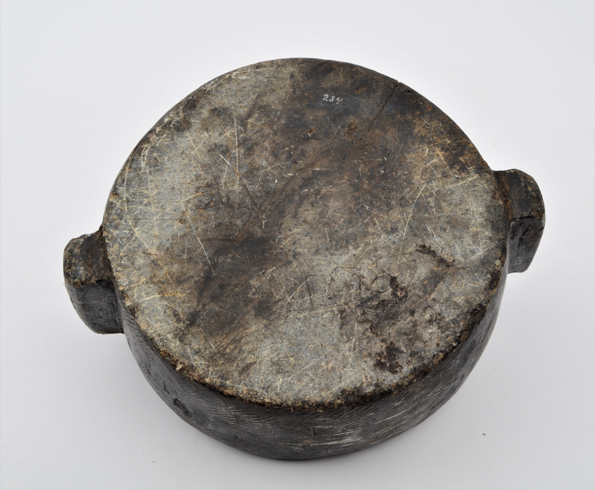 Frå Martin Sælid sin handskrivne katalog:
"Klebersteinsgryte. Den er forutan bærehank. Den er 9 cm høg og 22 cm breid, utvendigt mål. Den har ein sprekk i kandten 8,5 cm frå Øyrefeste. Eg kjøpte den på auksjon på Beito i 1963"