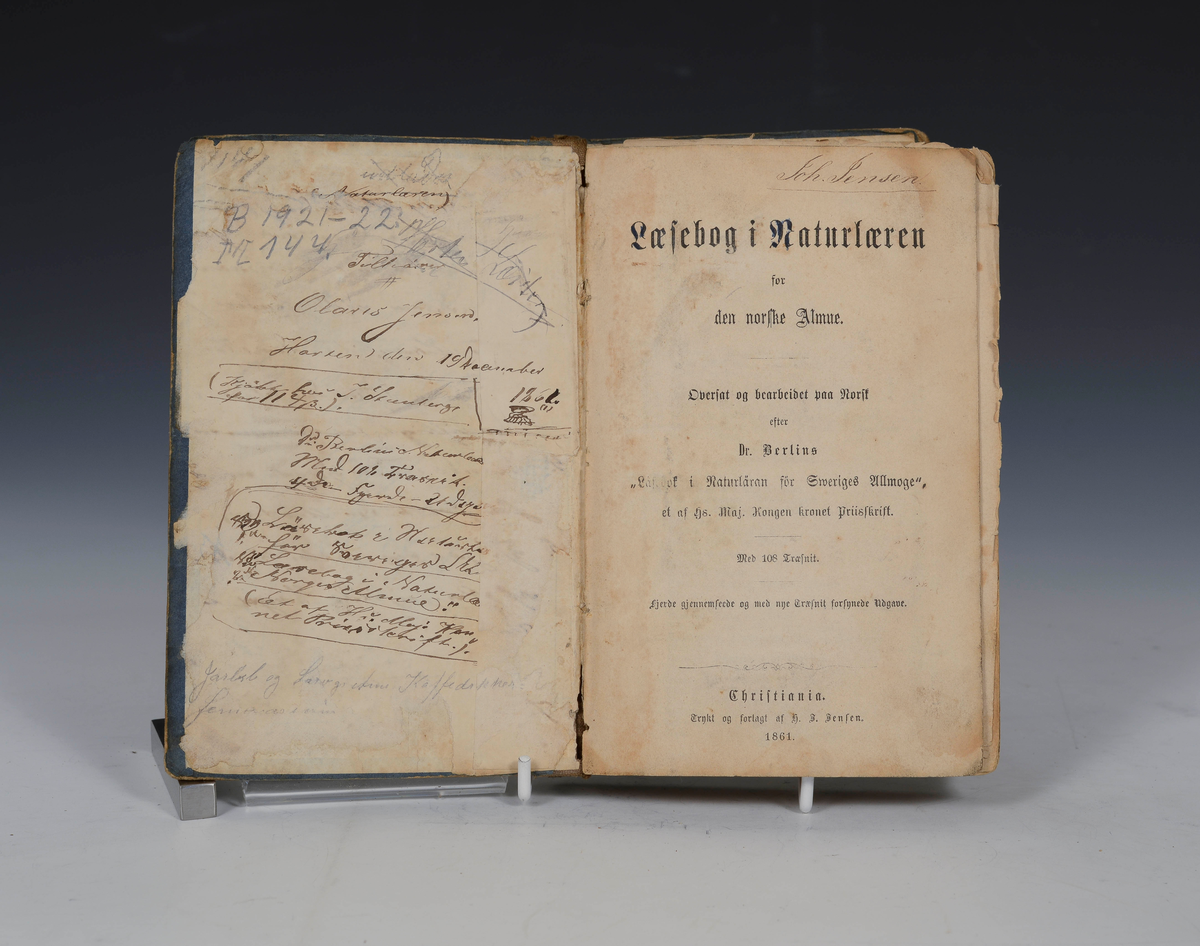 Prot: Læsebog i Naturlæren for den norske Almue. Overs. og bearbeidet paa Norsk efter Dr. Berlins, "Läsebok i Naturläran för Sveriges Allmoge etc" Christiania 1861, VII + 443 s. Bidets blaa pap temmelig medtat, ryg mangler ganske.