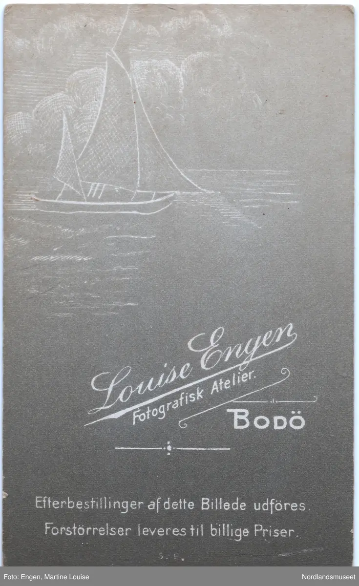 Portrett av en ung kvinne i kjole, lener seg mot en stol. Sannsynligvis ei av døtrene til kjøpmann Ludvig Fremmerlid på Bogøy handelssted.