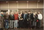 Finska säljkåren på besök 20/4 1989.
Män och kvinnor uppställda för fotografering utanför Infocenter vid Ahlgens tekniska fabrik AB i Gävle.