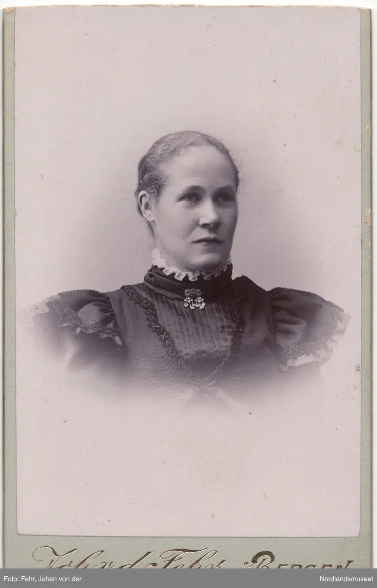 Portrett av en kvinne. Brystbilde. Karoline Kristine Grønbech