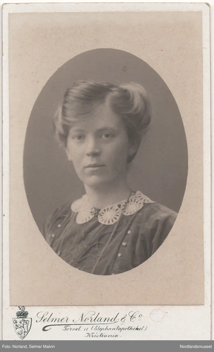 Portrett av en ung kvinne. Gerda Fremmerlid. Brystbilde.