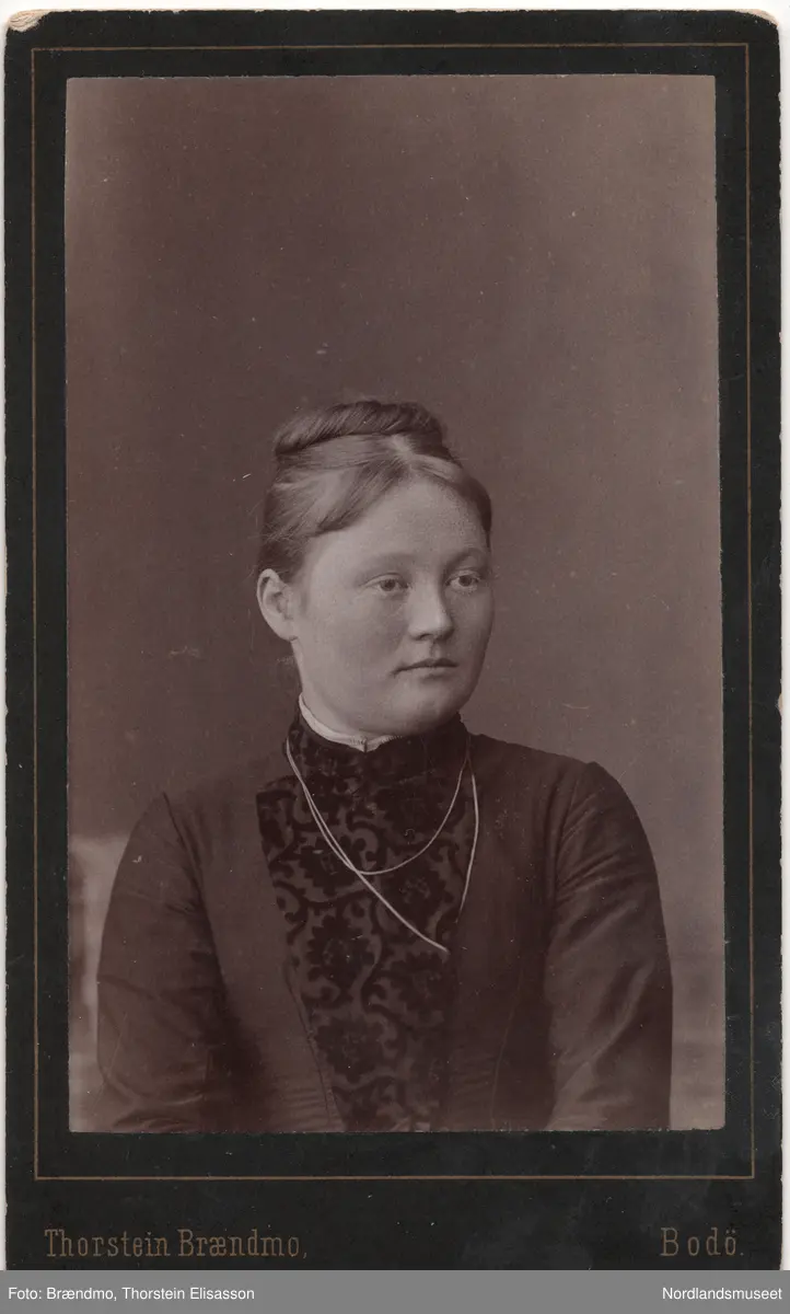 Portrett av en ung kvinne. Kristine Jensen, g. Fremmerlid. Brystbilde.