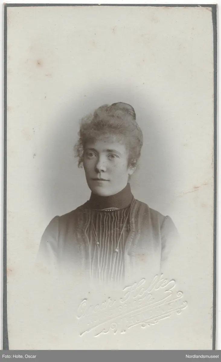 Portrett av en ung kvinne. Brystbilde