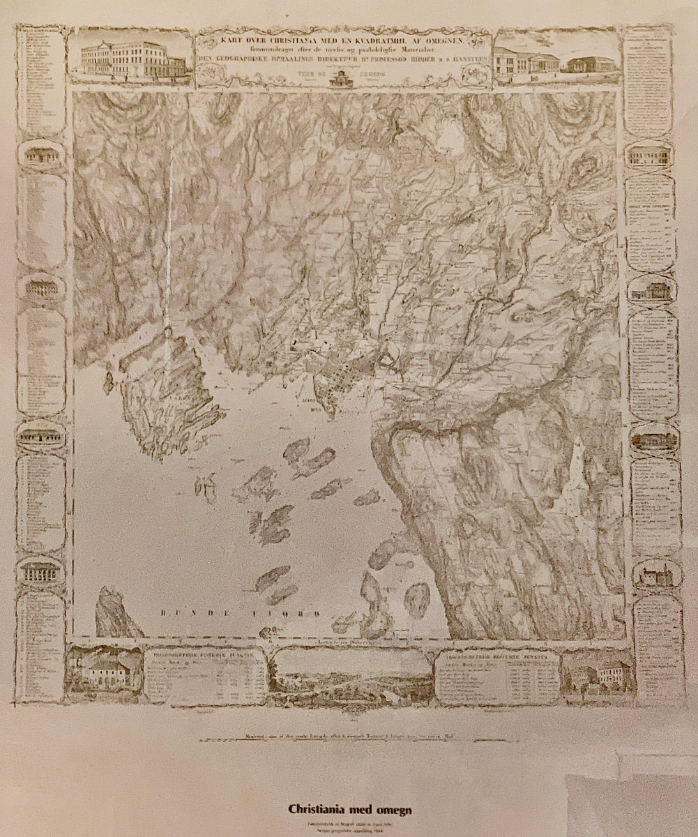 Kart i glass og treramme.