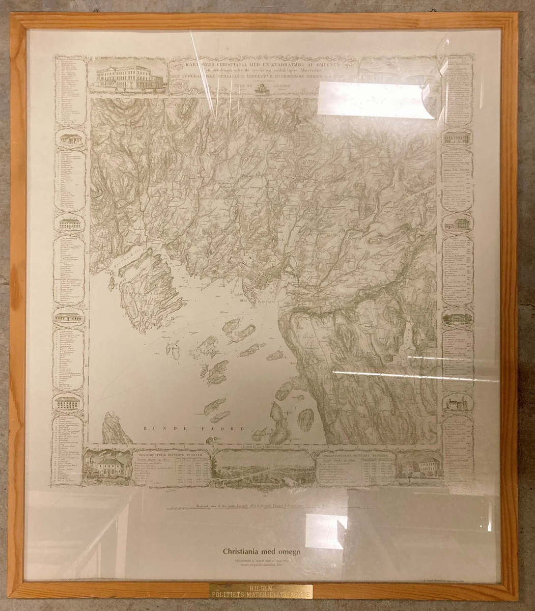 Kart i glass og treramme.