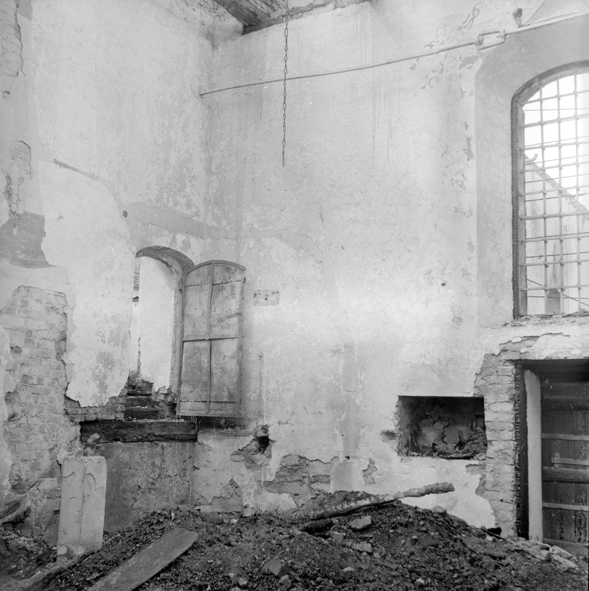 Den 21 juni 1961 utbröt en förödande brand i Vist kyrka. I hård vind spreds sig elden explosionsartat och efter ett par timmar återstod endast de svartbrända murarna. Redan efter några dagar var man i full färd att dokumentera skadorna för att undersöka möjlighet att återuppbygga kyrkan.