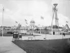 Konst- och industriutställningen i Norrköping 1906, där arkitekt Carl Bergstens spektakulära byggnader gav mässan sin speciella glans. I fonden Industrihallen med plats för över 600 utställare. I bilden kommer man svårligen förbi Skånska Cementgjuteriets futuristiska skapelse i ett byggnadsmaterial med framtiden för sig. Den som vågade sig upp belönades med ett verkligt panorama.