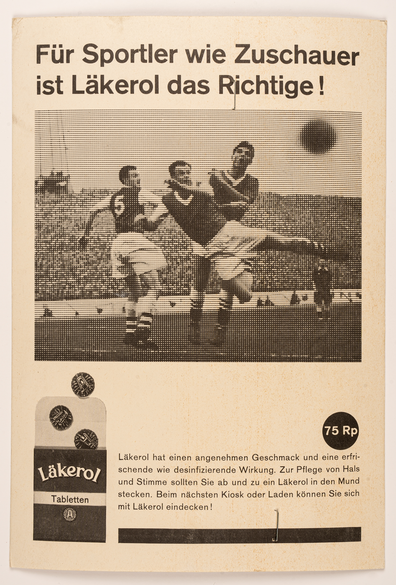 Reklamskylt i papp, ställbar, för Läkerol. Svartvitt tryck med motiv av fotbollsspelare, tysk text.