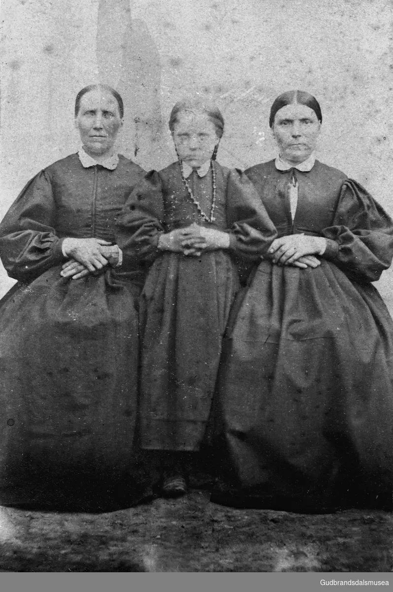 F.v.: Kari Flækøy (f. 1821 g. Rudsar), dotter Anne Flækøy (f. 1865 g. Lilleødegård), og syster Anne Dagsgard (f. Flækøy 1830)