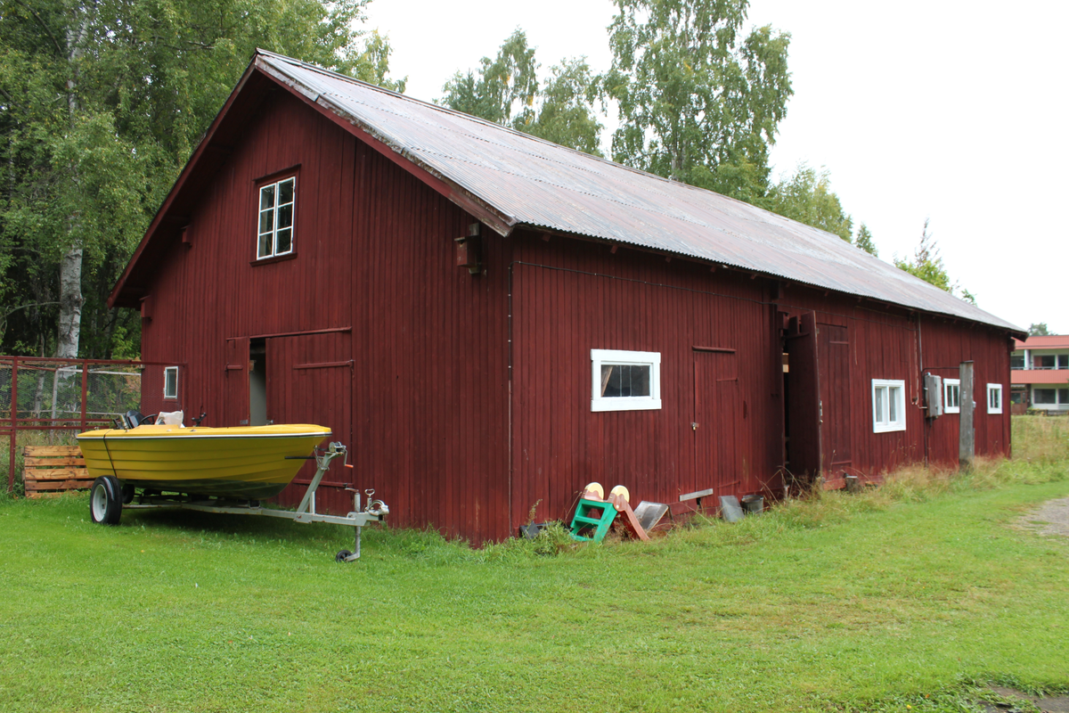 Gården Smass i Säljan. Ladugårdslängan sedd från sydväst.