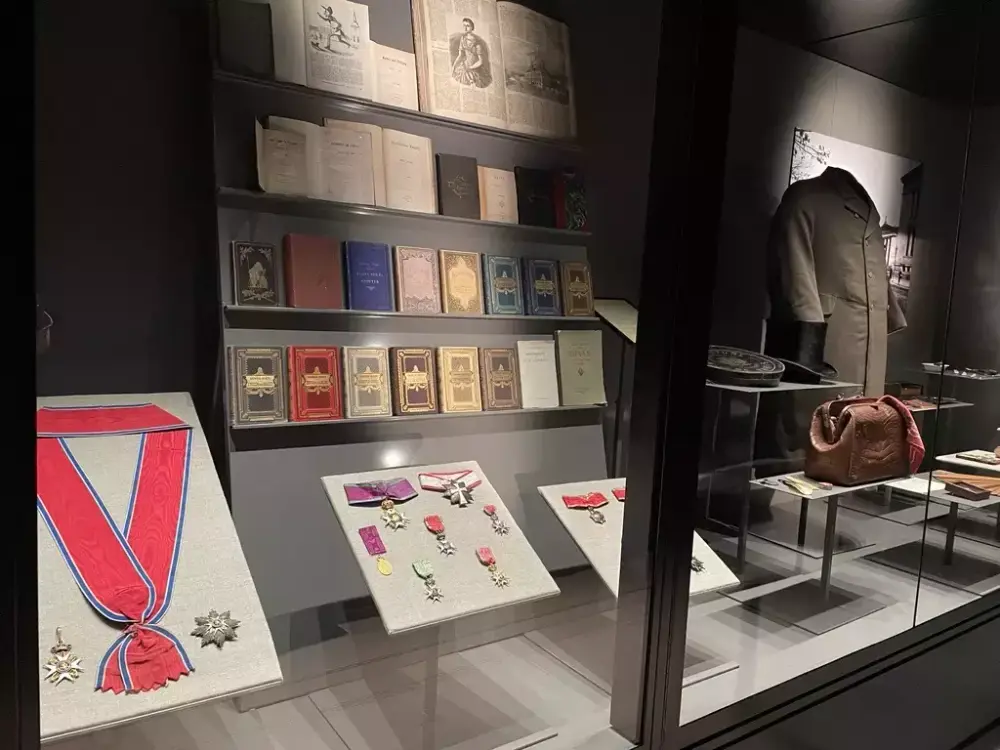 Ibsens utmerkelser og førsteutgaver bak monter. 