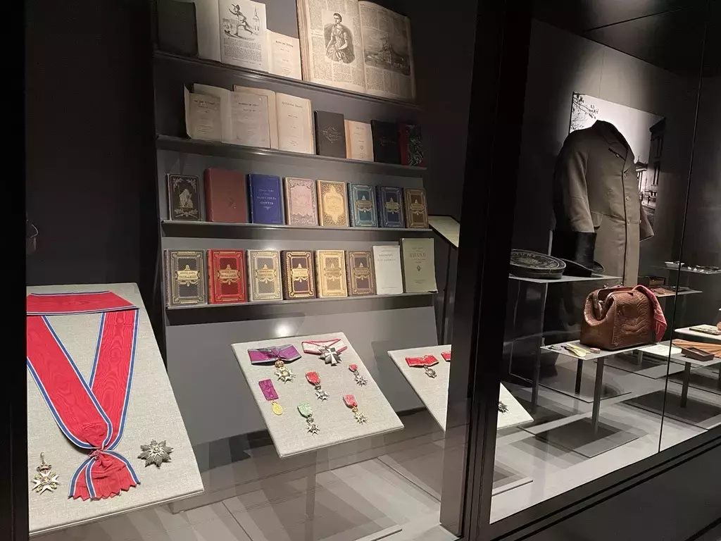 Ibsens utmerkelser og førsteutgaver bak monter. 